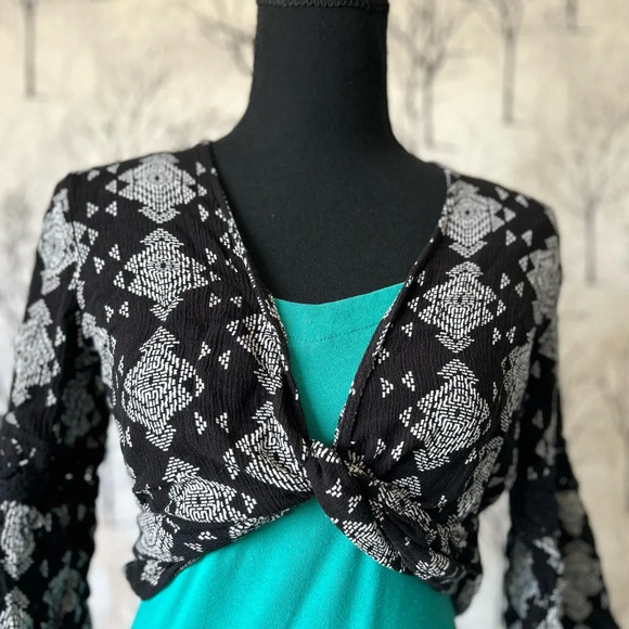 3/4 Bell Sleeves Cropped Shrug Bolero Cardigan Xhilaration Black and White Boho - Picture 9 of 12